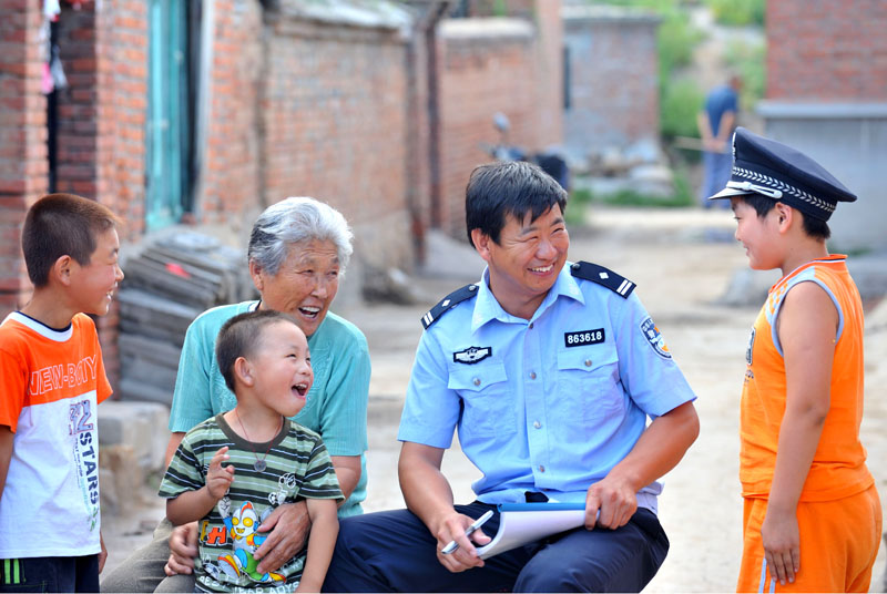 民警為居民提供熱情周到服務(wù)