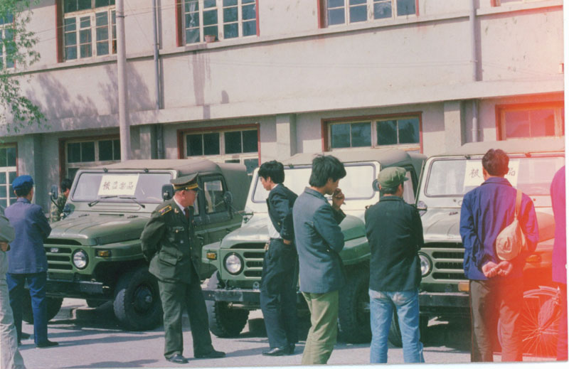 1991年5月22日，分局“兩反”返贓大會(huì)中展示繳獲的贓物吉普車