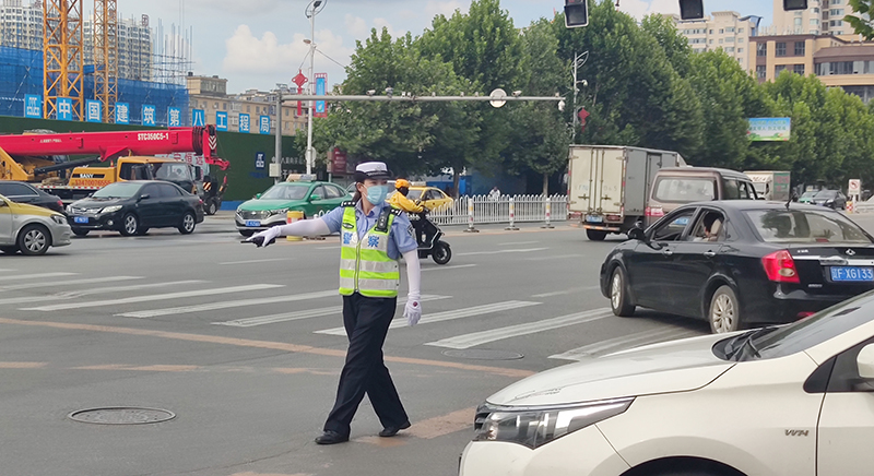 邱東娜在指揮交通維持秩序