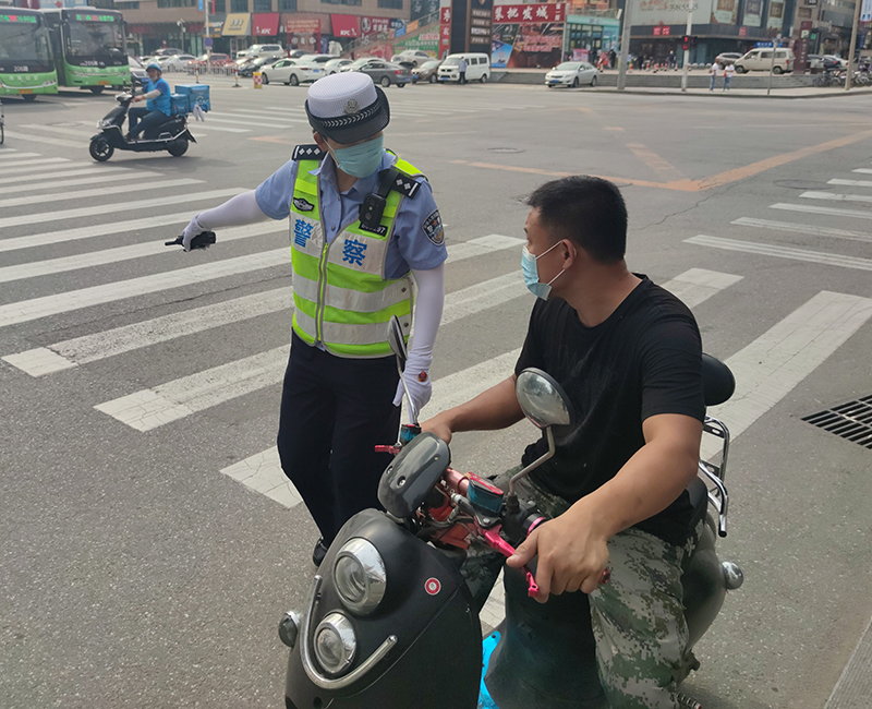 邱東娜在引導行人安全出行