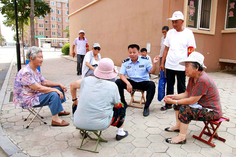 李化瑞和轄區(qū)群眾聊家常，聽取他們對小區(qū)平安建設(shè)的意見和建議。