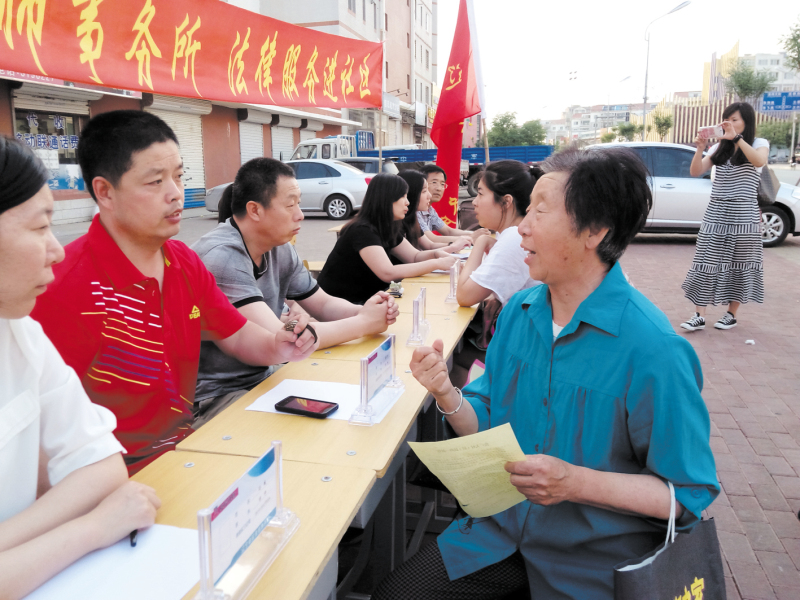 龍港區(qū)連灣 道凱地家園社區(qū)網(wǎng)格員與律師開展維權(quán)活動(dòng)