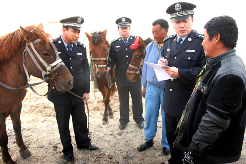 2009年10月，所長張展（右二）在出警現(xiàn)場。