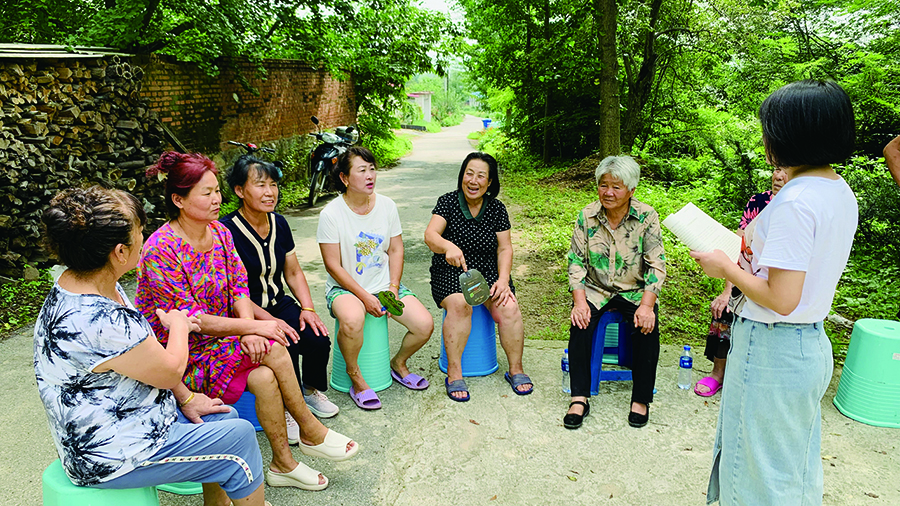 村里組織部分村民開(kāi)會(huì)，征集村民好建議